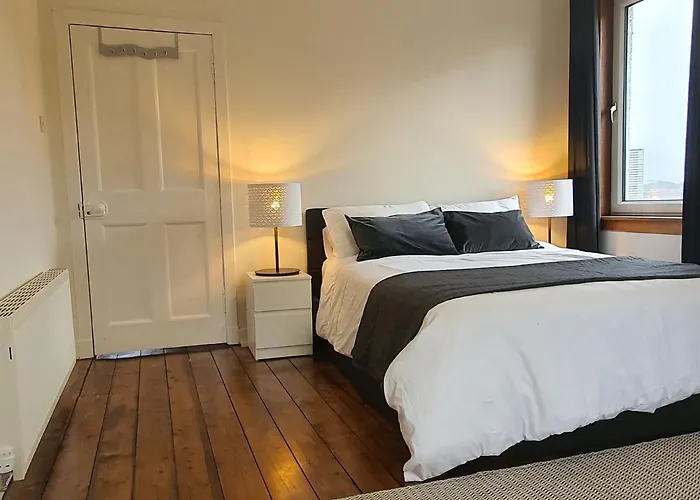 Large 3 Bed West End Free Parking & Electric Vehicle Point Appartement Glasgow