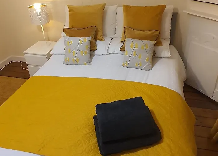 Large 3 Bed West End Free Parking & Electric Vehicle Point *