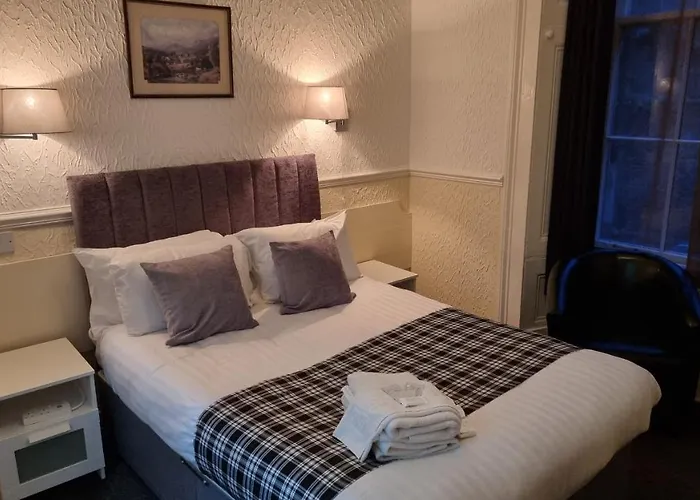 The Hampton Court Hotel 3*