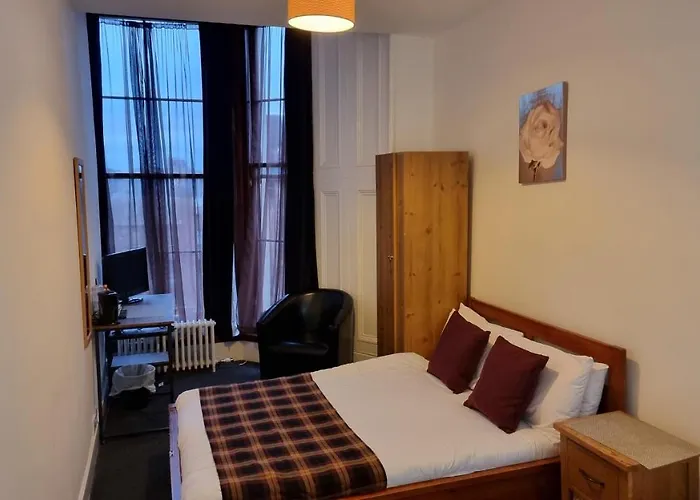 The Hampton Court 3*