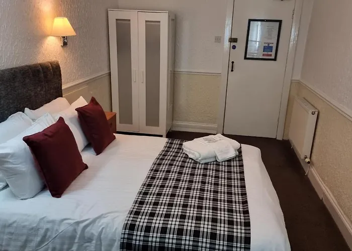 The Hampton Court Hotel 3*