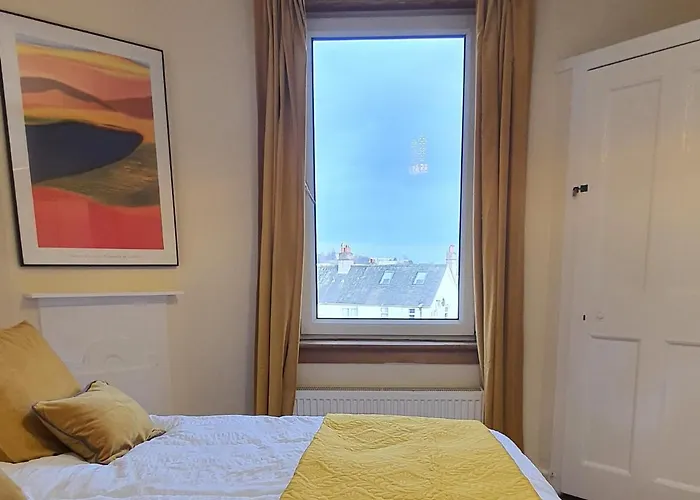 Large 3 Bed West End Free Parking & Electric Vehicle Point *