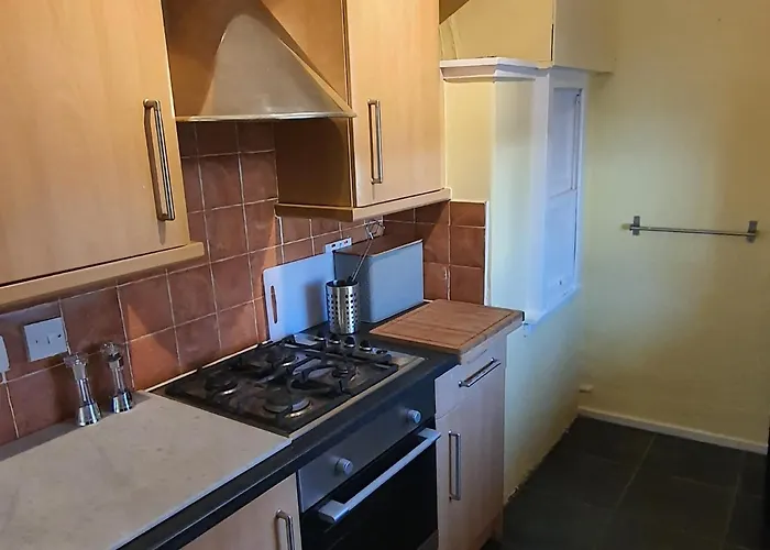 Large 3 Bed West End Free Parking & Electric Vehicle Point