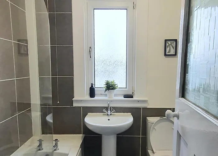 Large 3 Bed West End Free Parking & Electric Vehicle Point *