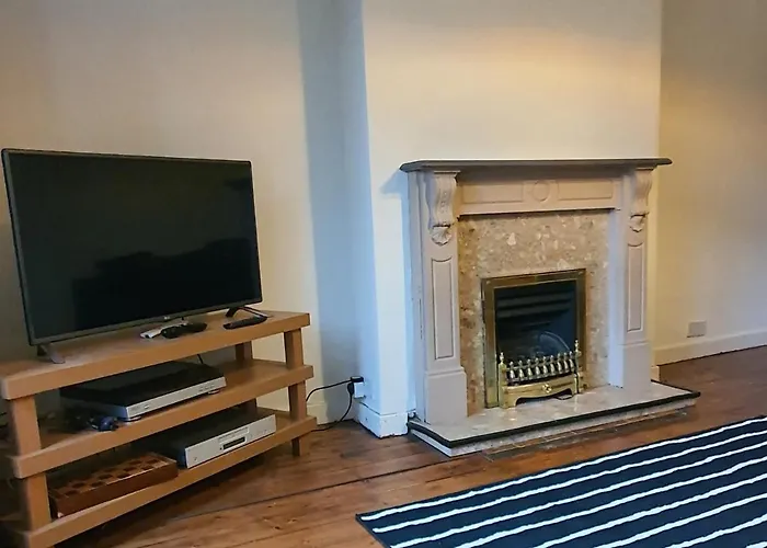 Large 3 Bed West End Free Parking & Electric Vehicle Point *