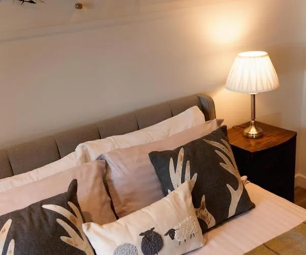 Riverside West End Apartman *