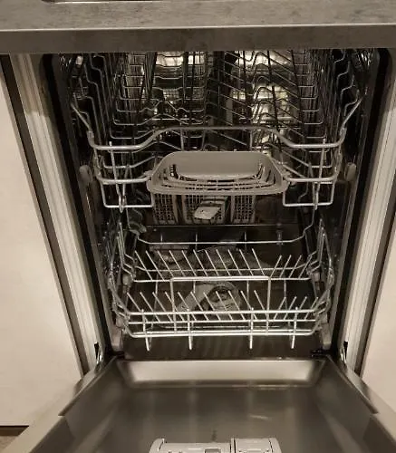 Executive Triplex House, 3 Bedroom 3 Bathrooms 1 Living Kitchen - Huge Terrace For Master Bedroom - Private E Parking Lez Congestion Zone Free - Garden - 5 Mins Drive To Centre Station גלאזגו