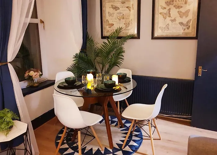 Cosy 3 Bedroom Flat In Centre *