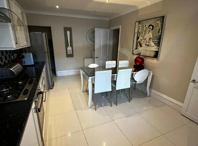 Appartement West End -stunning, 2 Bedroom, Main Door Flat With Private Parking *