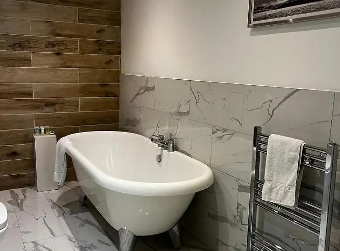 Appartement West End -stunning, 2 Bedroom, Main Door Flat With Private Parking