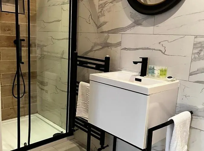 Appartamento West End -stunning, 2 Bedroom, Main Door Flat With Private Parking *