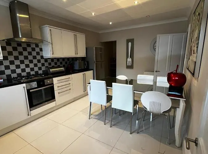 West End -stunning, 2 Bedroom, Main Door Flat With Private Parking