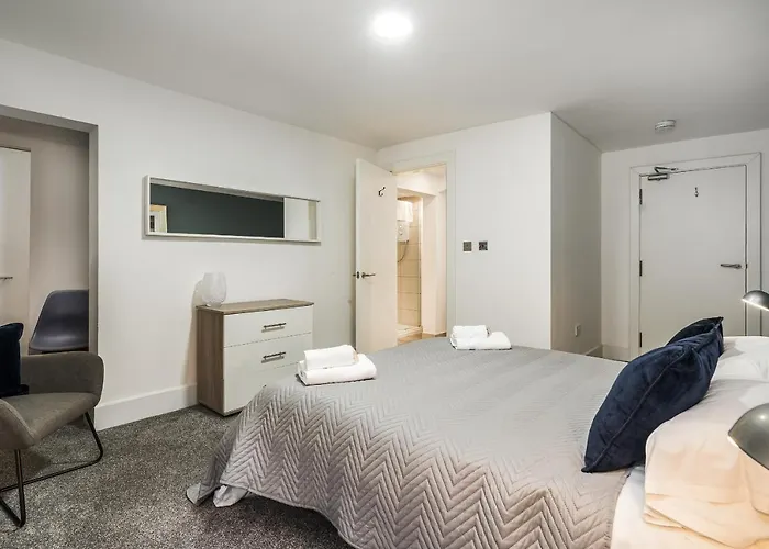 Renfrew 4-bed Flat * Glasgow