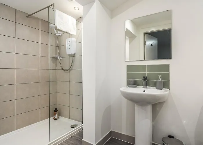 Renfrew 4-bed Flat Glasgow