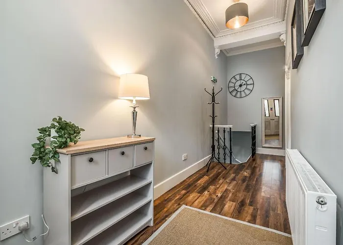 Renfrew 4-bed Flat * Glasgow