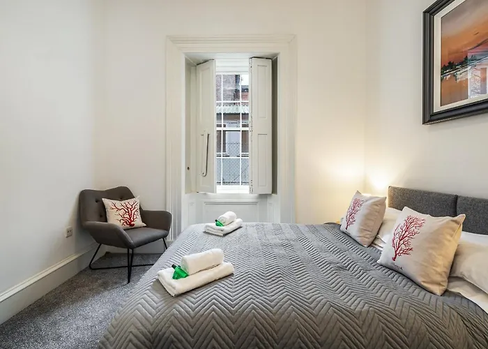 Renfrew 4-bed Flat *