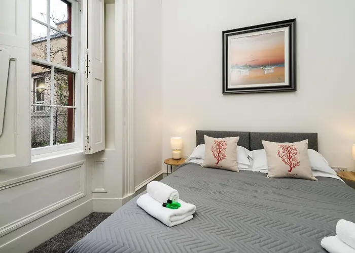 Renfrew 4-bed Flat * Glasgow