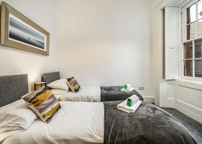 Renfrew 4-bed Flat *