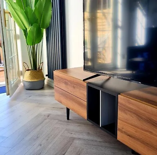 Apartment Beautiful 2bed House With Garden, Walking Distance To Town - Free Parking