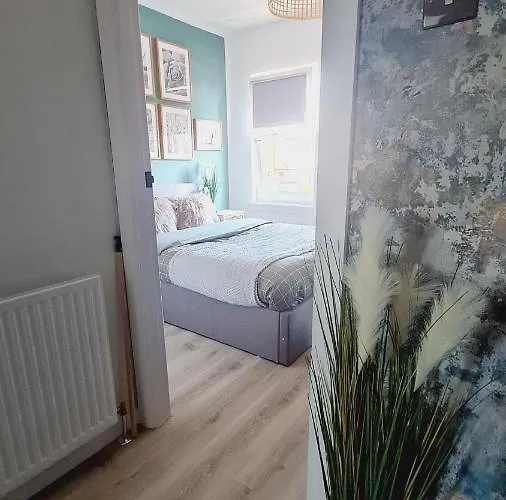 Beautiful 2bed House With Garden, Walking Distance To Town - Free Parking