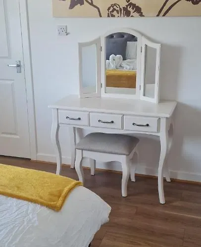 Silverburn New House With Free Parking And Garden