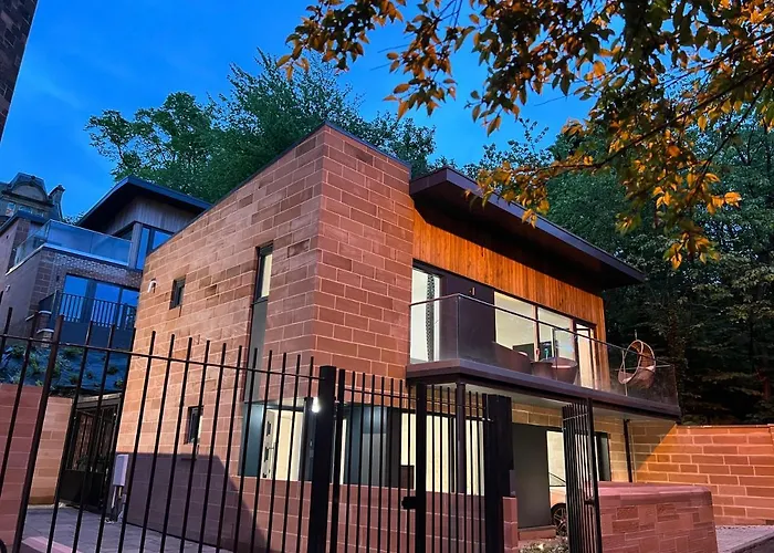 Designer House - Of / 'hillhead' West End G12 - Luxurious & Contemporary Detached House / Terrace / Garden / 'electric Car Charging' Garage Parking