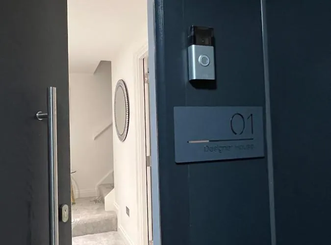 Designer House - Of / 'hillhead' West End G12 - Luxurious & Contemporary Detached House / Terrace / Garden / 'electric Car Charging' Garage Parking * Glasgow