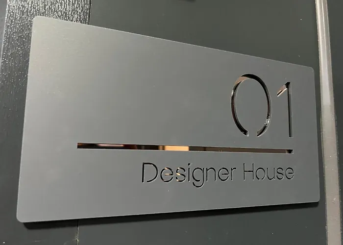 Designer House - Of / 'hillhead' West End G12 - Luxurious & Contemporary Detached House / Terrace / Garden / 'electric Car Charging' Garage Parking Villa