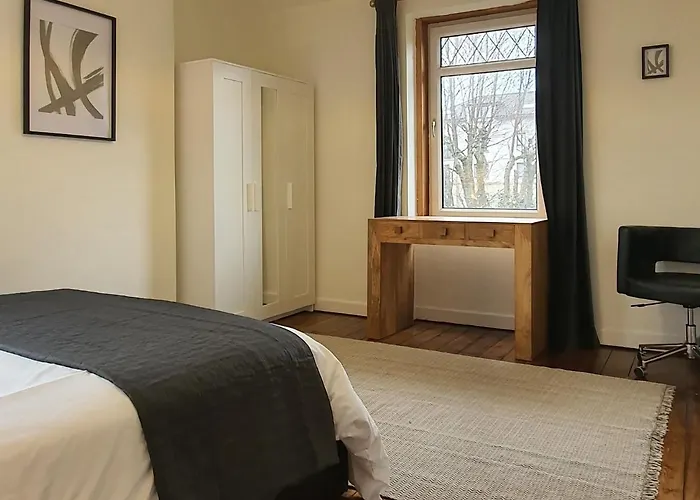 Large 3 Bed West End Free Parking & Electric Vehicle Point Διαμέρισμα Γλασκώβη