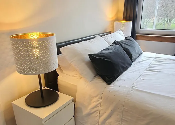 Large 3 Bed West End Free Parking & Electric Vehicle Point Διαμέρισμα