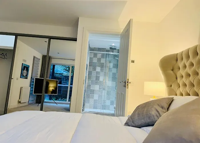 Designer House - Of / 'hillhead' West End G12 - Luxurious & Contemporary Detached House / Terrace / Garden / 'electric Car Charging' Garage Parking Villa