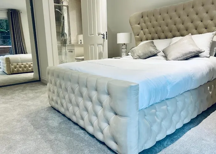 Designer House - Of / 'hillhead' West End G12 - Luxurious & Contemporary Detached House / Terrace / Garden / 'electric Car Charging' Garage Parking Glasgow