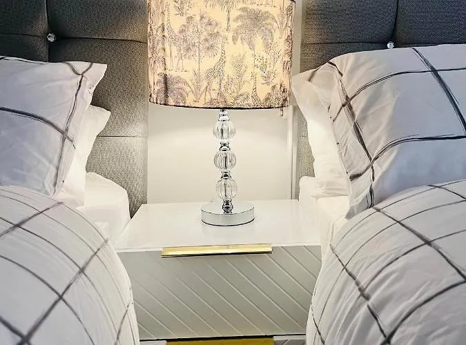 Designer House - Of / 'hillhead' West End G12 - Luxurious & Contemporary Detached House / Terrace / Garden / 'electric Car Charging' Garage Parking Villa