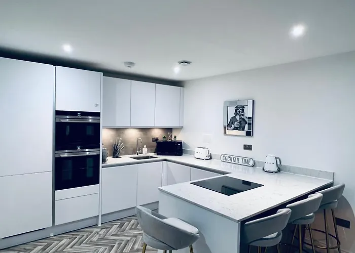 Designer House - Of / 'hillhead' West End G12 - Luxurious & Contemporary Detached House / Terrace / Garden / 'electric Car Charging' Garage Parking Villa Glasgow