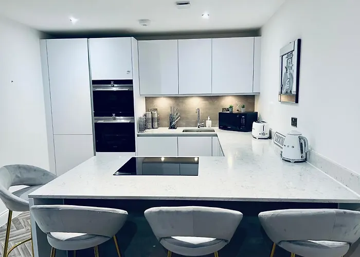 Designer House - Of / 'hillhead' West End G12 - Luxurious & Contemporary Detached House / Terrace / Garden / 'electric Car Charging' Garage Parking Villa Glasgow