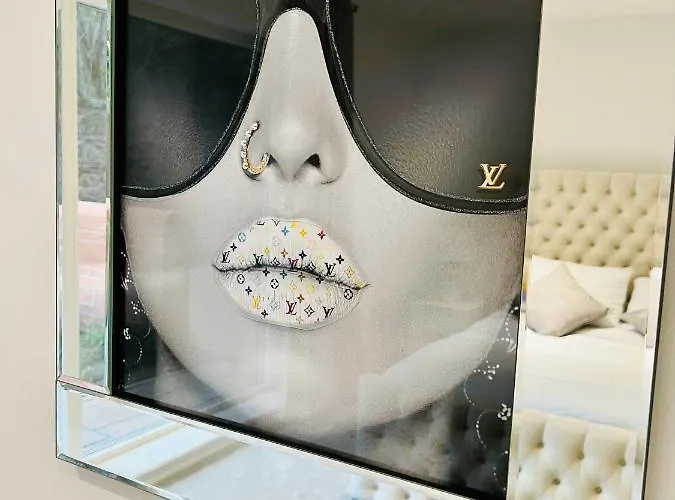 Designer House - Of / 'hillhead' West End G12 - Luxurious & Contemporary Detached House / Terrace / Garden / 'electric Car Charging' Garage Parking Villa *