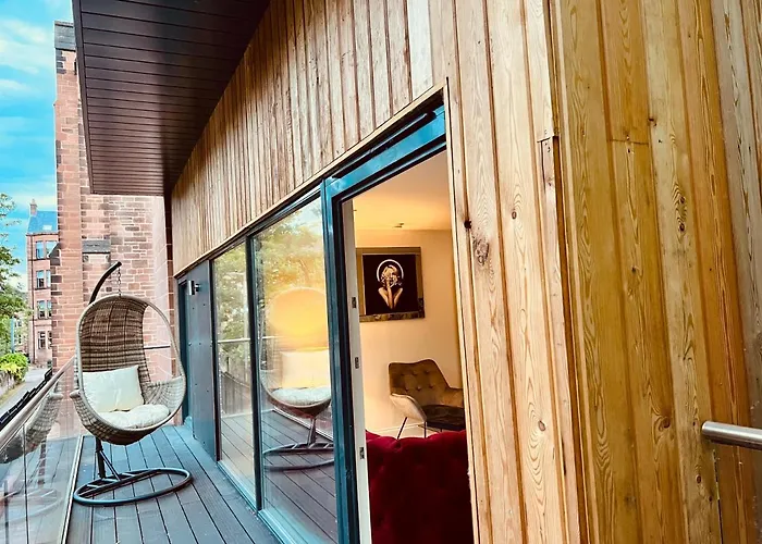 Villa Designer House - Of / 'hillhead' West End G12 - Luxurious & Contemporary Detached House / Terrace / Garden / 'electric Car Charging' Garage Parking *