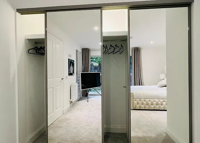 Designer House - Of / 'hillhead' West End G12 - Luxurious & Contemporary Detached House / Terrace / Garden / 'electric Car Charging' Garage Parking Villa Glasgow