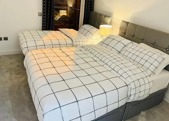 Designer House - Of / 'hillhead' West End G12 - Luxurious & Contemporary Detached House / Terrace / Garden / 'electric Car Charging' Garage Parking