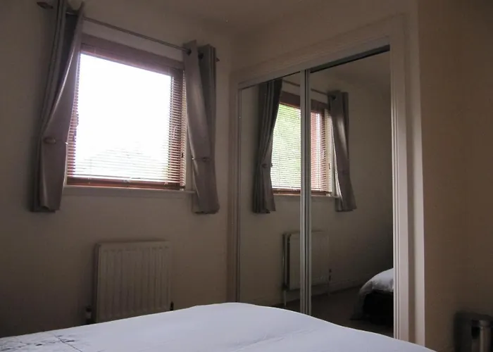 Cozy Off Road 2 Bedroom With Free Wi-fi And Private Parking Glasgow