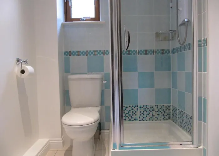 Cozy Off Road 2 Bedroom With Free Wi-fi And Private Parking Glasgow