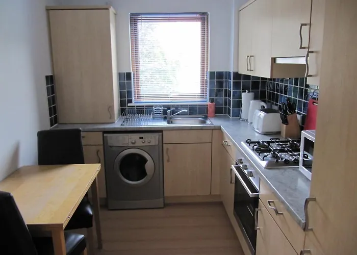 Cozy Off Road 2 Bedroom With Free Wi-fi And Private Parking Appartement *