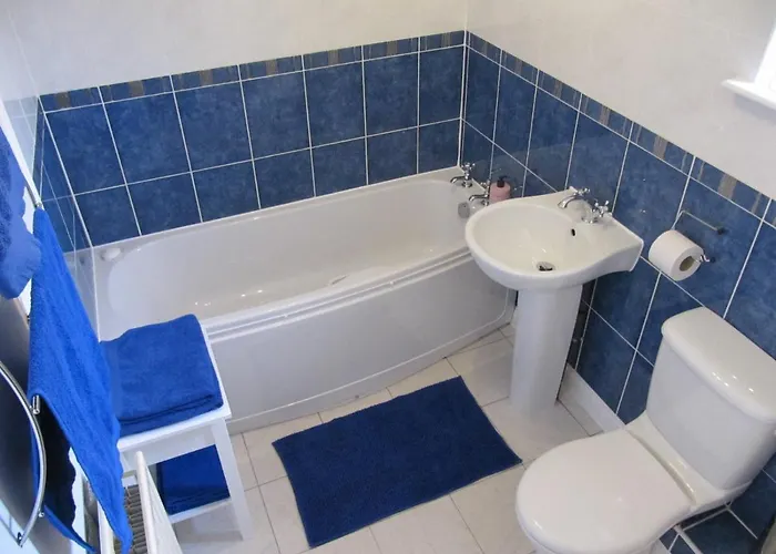 Cozy Off Road 2 Bedroom With Free Wi-fi And Private Parking *