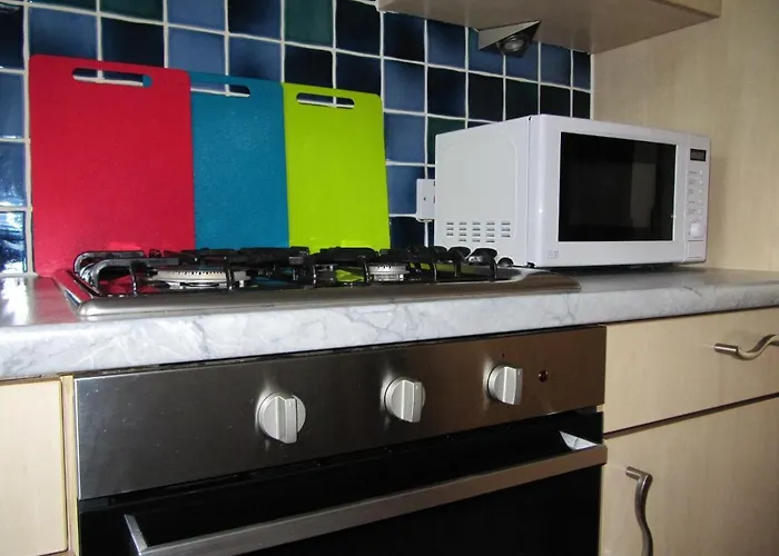 Cozy Off Road 2 Bedroom With Free Wi-fi And Private Parking *