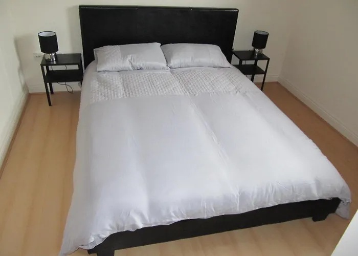 Cozy Off Road 2 Bedroom With Free Wi-fi And Private Parking