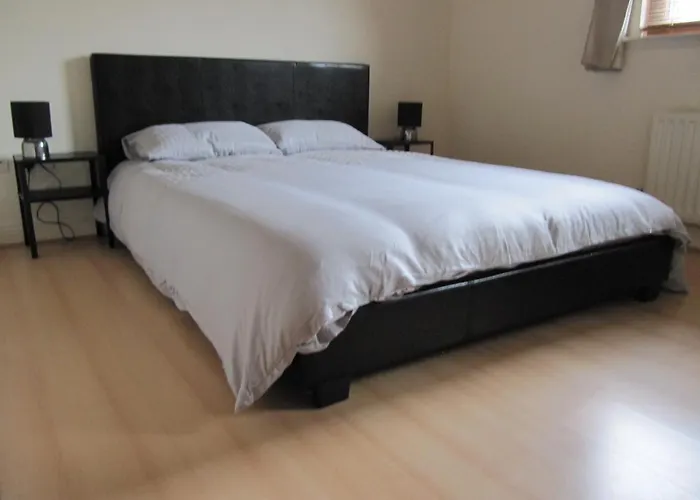 Cozy Off Road 2 Bedroom With Free Wi-fi And Private Parking Glasgow