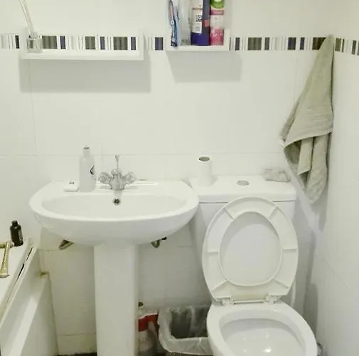 Affittacamere A Double Bedroom Near Centre Not In Great Condition Suitable For Short Glasgow