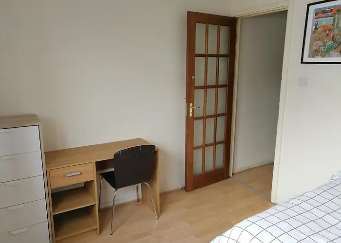 A Double Bedroom Near Centre Not In Great Condition Suitable For Short * Glasgow