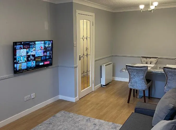 2 Bed Contemporary Free Parking Netflix Sleeps 4 *