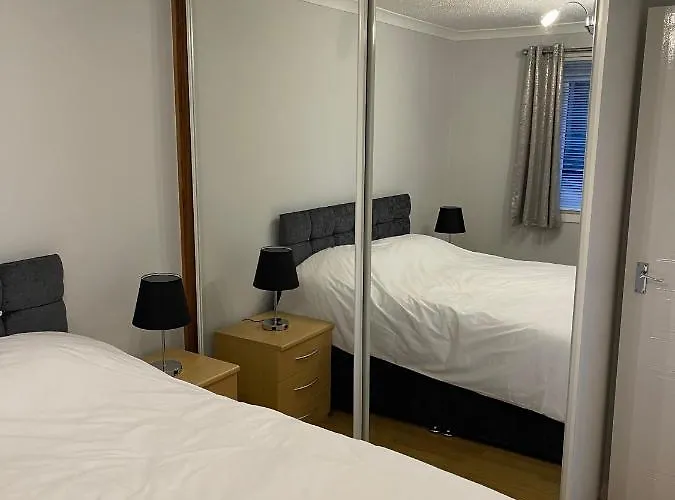 2 Bed Contemporary Free Parking Netflix Sleeps 4